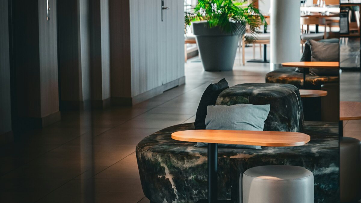 Lobby de hotel com ambiente acolhedor