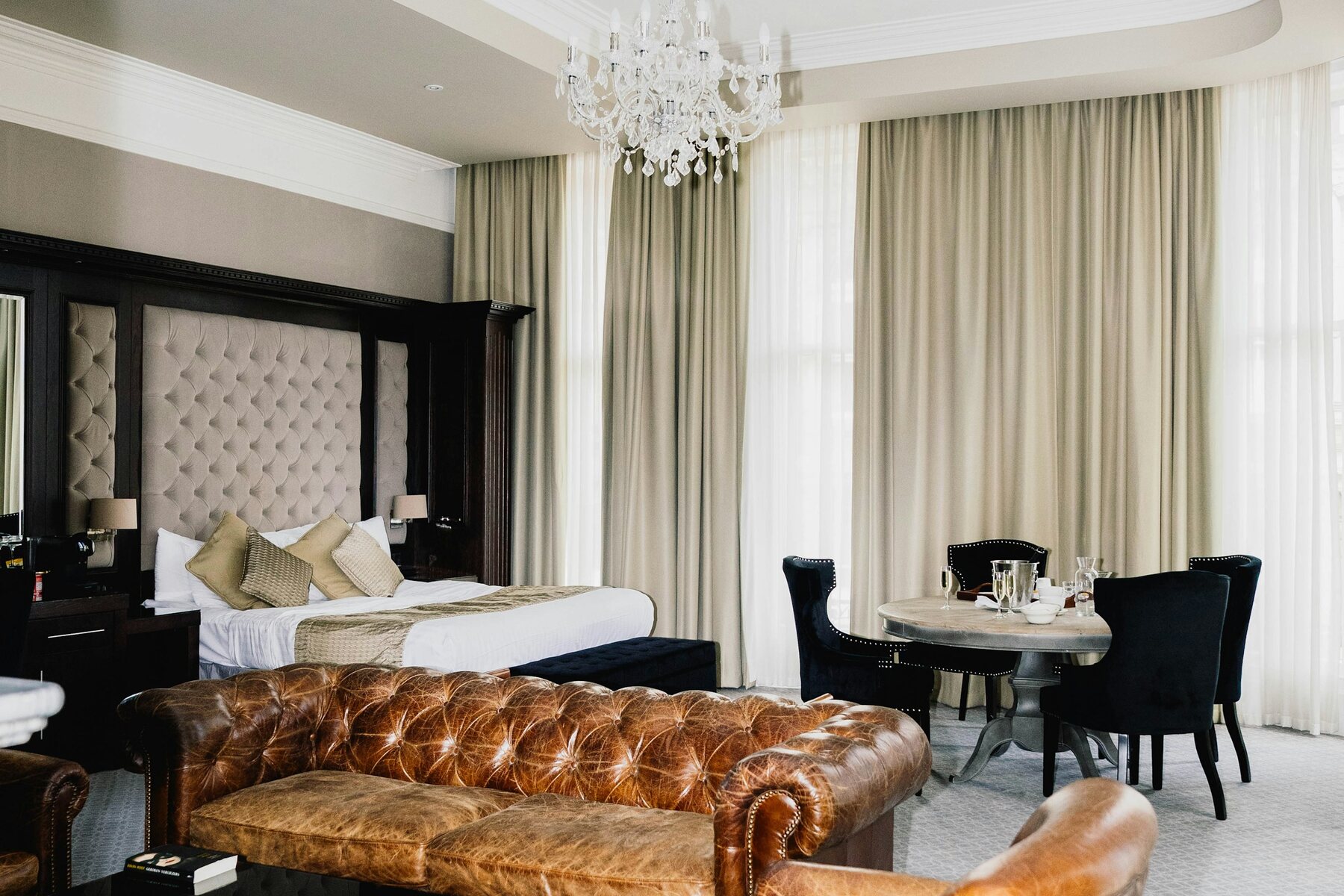 Quarto de hotel com design contemporâneo